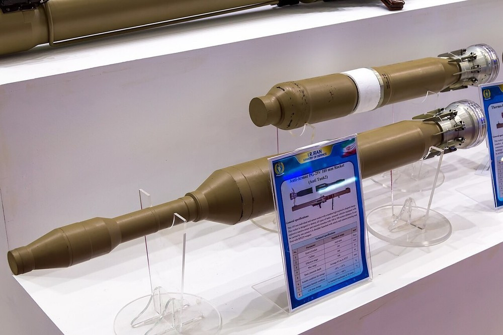 Súng phóng lựu chống tăng RPG-29, được Liên Xô phát triển và đưa vào biên chế năm 1989. Súng có cỡ nòng 105 mm, tầm bắn lên đến 500 mét. Loại đạn chính là đạn PG-29V tandem, bao gồm hai đầu đạn hình nón đặt nối tiếp nhau.