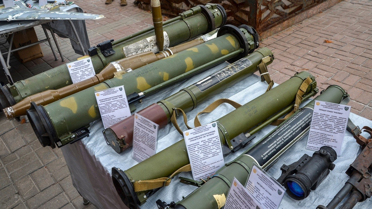 Độ phóng đại quang học là 1,76x. Zoom kỹ thuật số là 2x, 4x và 8x. Nó có thể phát hiện hình người kích thước thật ở phạm vi lên đến 1.300–1.500 m và nhận dạng mục tiêu ở khoảng cách khoảng 400–500 m. Góc nhìn của kính (thị kính) là 12,4×9,3°.