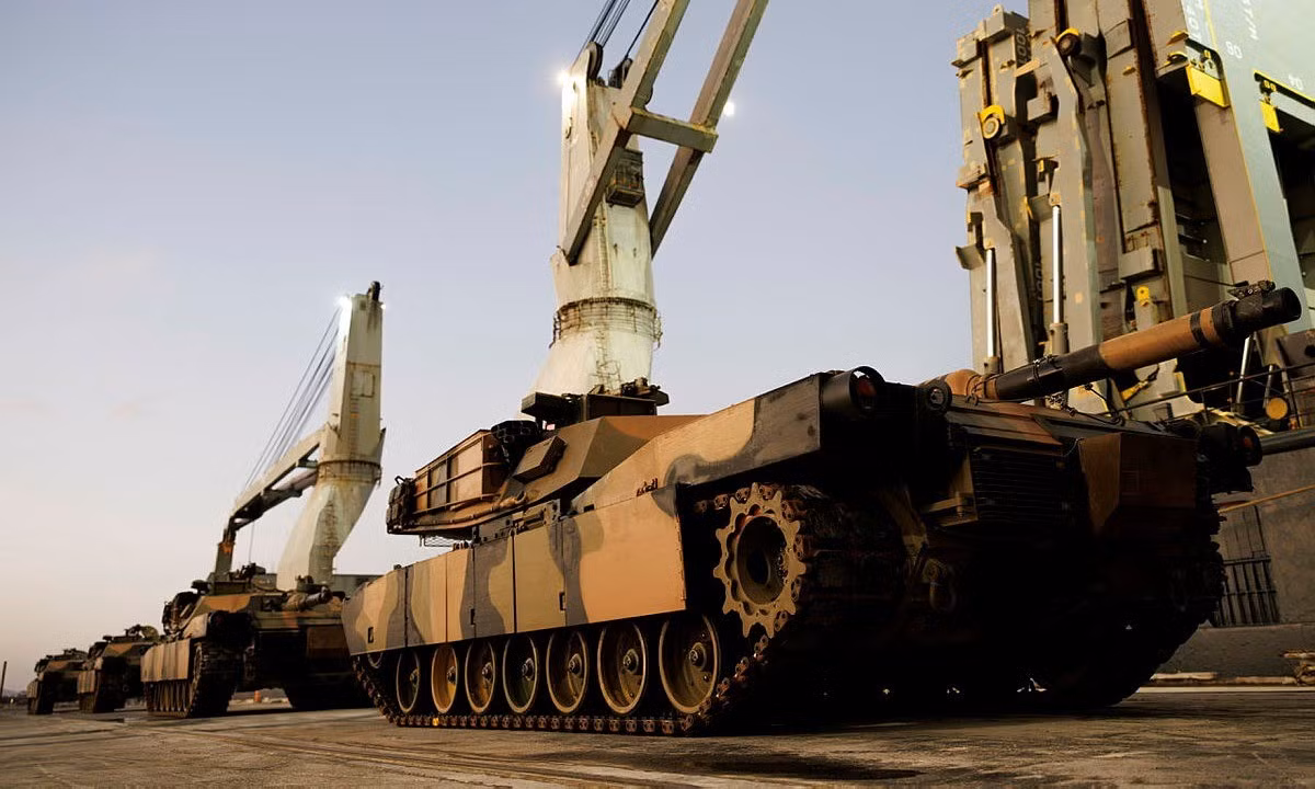 Nhưng theo trang Military Review, lô xe tăng M1 Abrams đầu tiên từ Australia đã đến lãnh thổ Ukraine; tổng số tăng Abrams được Canberra hứa hẹn cho Kiev là 49 chiếc. Theo thông tin sơ bộ mà Military Review có được, 15 chiếc (một số nguồn thông tin khác là 25 chiếc) Abrams đã đến lãnh thổ Ukraine, qua ngả Ba Lan sau một thời gian bảo dưỡng.