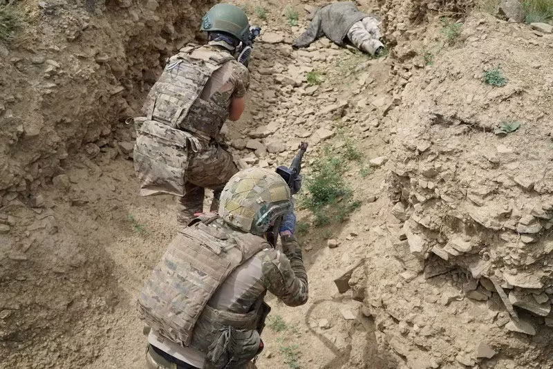 Kênh Military Summary cho biết, lính xung kích Nga đã được phát hiện tại Rodynska. Đặc biệt là ở nửa vòng tròn phía bắc của Mirnograd, đã hứng chịu một đòn tấn công mạnh từ UAV tự sát Geran-2 của Nga, với đầu đạn mạnh hơn, được điều khiển theo kiểu UAV FPV, tấn công trực tiếp vào các mục tiêu.