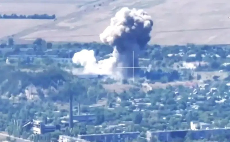 Quân đội Nga (RFAF) tiếp tục chiến dịch bao vây khu vực Pokrovsk-Mirnograd thuộc ở phía tây tỉnh Donetsk, miền Đông Ukraine. Lực lượng Không quân Vũ trụ Nga đang tích cực hỗ trợ bộ binh trong việc này. Đoạn video ghi lại cảnh một điểm tập kết quân của quân đội Ukraine (AFU), tại Mirnograd bị tấn công bằng bom lượn có điều khiển FAB-3000.