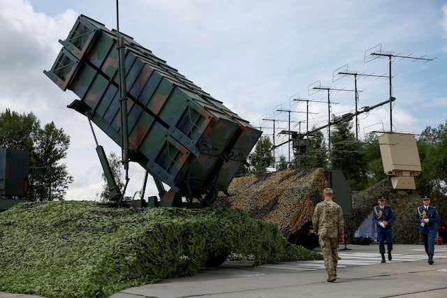 Nhưng tình hình tồi tệ nhất là với các hệ thống phòng không, đặc biệt là hệ thống phòng không Patriot. Để bảo vệ lực lượng đang tiến công khỏi các cuộc tấn công bằng không quân và tên lửa tầm xa của Nga, quân đội Ukraine cần một tiểu đoàn (4-5 bệ phóng và 1-2 radar) cho mỗi khu vực mặt trận rộng không quá 10 km.