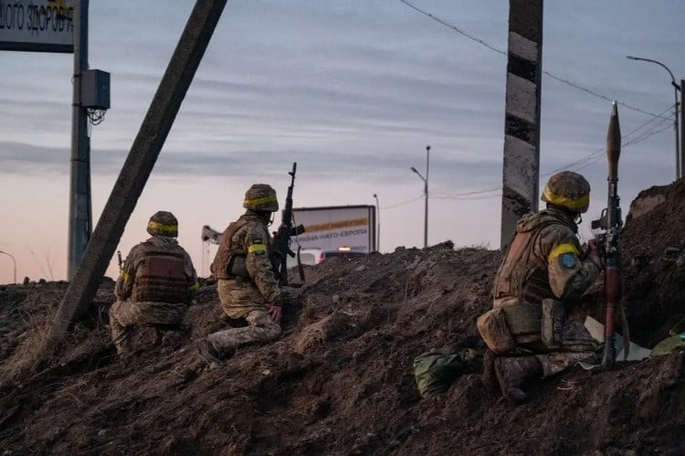 Kết quả là, các tuyến đường hậu phương của Ukraine ngày càng trở nên nguy hiểm, hoạt động tiếp tế hậu cần bị chậm lại và hiệu quả của UAV phía AFU bị giảm sút. Vấn đề khó khăn nữa là trong phạm vi 5 km từ đường giới tuyến, RFAF đang phá hủy tất cả các hầm trú ẩn, tàn tích các tòa nhà, và thậm chí cả những hố mà bộ binh Ukraine có thể dùng để phòng thủ.