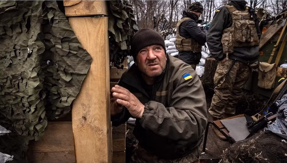 Tình cảnh của những người lính bộ binh Ukraine được Ukrainska Pravda miêu tả là tồi tệ nhất: "Trên tiền tuyến, những người đàn ông 50 tuổi, tay cầm súng máy, đã đứng vững suốt 100-150 ngày liền". Nhìn họ trông khoảng 80 tuổi, gầy gò, hầu như không thể đi lại được vì liên tục bị giam trong hầm trú ẩn.