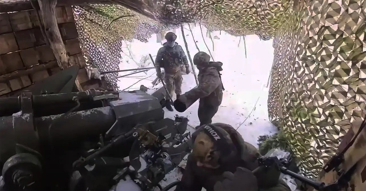 Đây là lý do tại sao Mỹ đã ngừng cung cấp loại pháo M777 nổi tiếng. Trong khi các phân đội UAV của AFU phải sử dụng các thiết bị cồng kềnh và nặng nề (trạm sạc, ăng-ten, và cả những chiếc UAV lớn như Baba Yaga), đi bộ hơn 10 km đến vị trí của họ, trong điều kiện bùn hoặc tuyết ngập đến đầu gối; trong khi UAV của Nga đang theo dõi họ từ trên cao và tấn công.