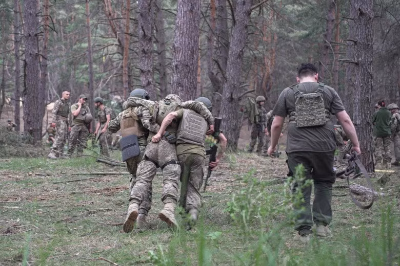 Các thông tin công khai cho thấy, trong nửa đầu năm 2025, hơn 8.000 binh sĩ Ukraine đã đầu hàng hoặc vượt biên giới để gia nhập quân đội Nga, gấp ba lần so với cùng kỳ năm ngoái. Trong số đó có cả các binh sĩ tinh nhuệ sử dụng xe tăng Leopard 2A6 tối tân. Tại khu vực Kursk, hơn 200 binh sĩ Ukraine đã đầu hàng chỉ trong bốn ngày, bao gồm một số người được Lực lượng Đặc nhiệm Anh huấn luyện.