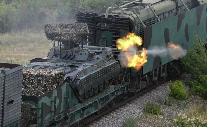 Quân đội Nga đã vận dụng linh hoạt và đa dạng về chiến thuật đáng kinh ngạc tại Pokrovsk. Sau khi chiếm được khu định cư Leontovychi, quân Nga đã có thể đưa xe tăng lên tàu hỏa và bố trí các khẩu đội pháo di động trên tàu, để hỗ trợ hỏa lực cho cuộc tấn công, mà không còn phải quá lo lắng về mìn.