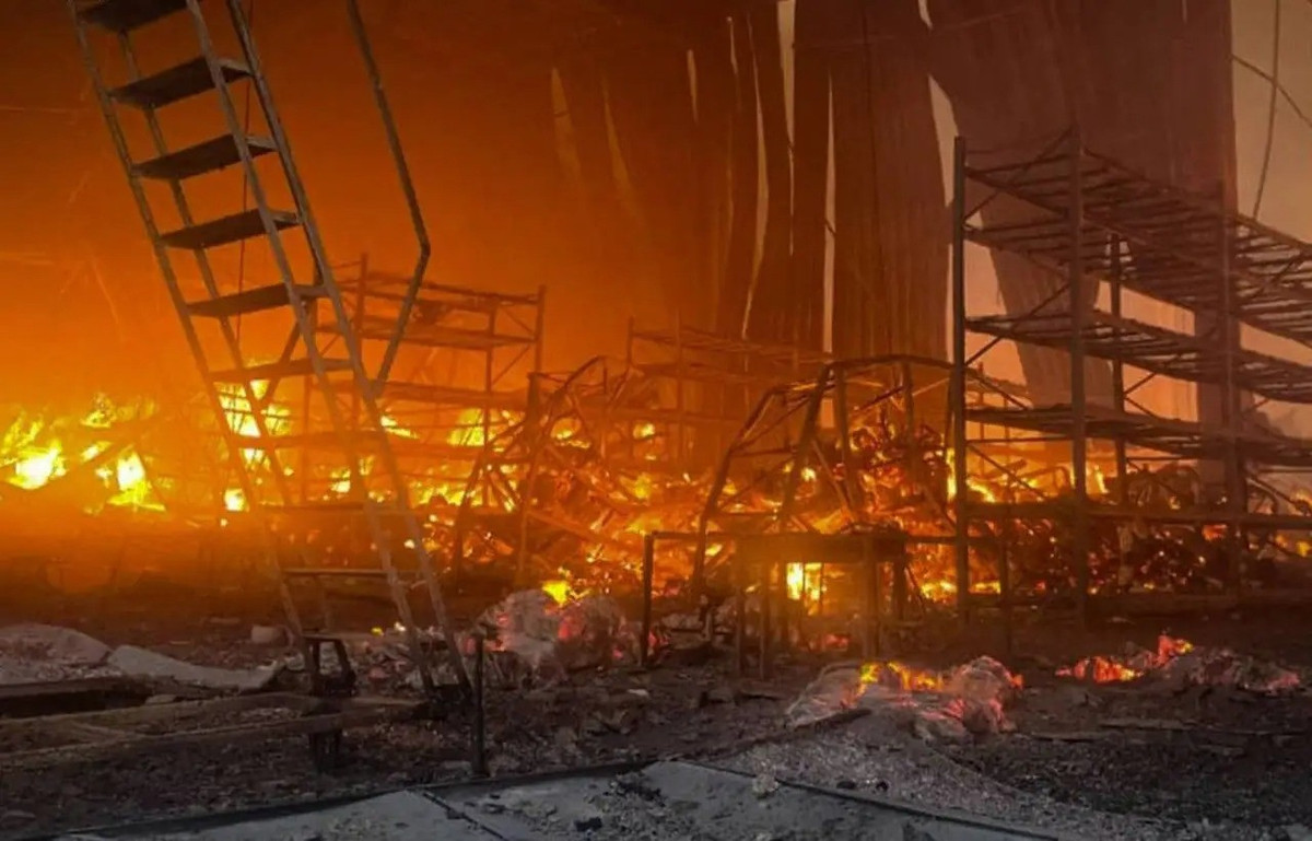 Giờ đây, cơ quan tình báo Ukraine (SBU) có cơ sở để tin rằng thị trưởng Lviv phải chịu trách nhiệm về việc thông tin một trung tâm lớn bị rò rỉ cho giới truyền thông và "rơi vào tay tình báo Nga". Bản thân ông Sadovyi vẫn chưa bình luận về tình hình. Liệu điều này có nghĩa là SBU giờ đây sẽ quan tâm đến thị trưởng Lviv? (nguồn ảnh Military Review, TASS, RT, Kyiv Post).