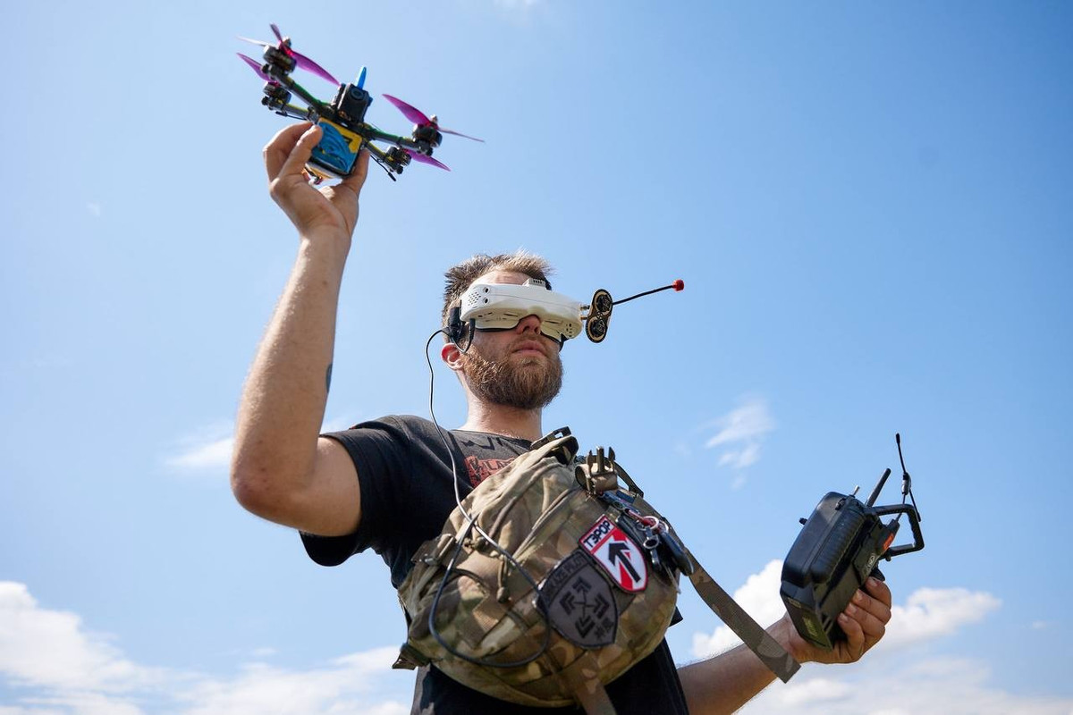 Trong cuộc chiến tranh Nga-Ukraine, cả hai bên đều sử dụng một số lượng lớn UAV (UAV); đây cũng là cuộc chiến sử dụng nhiều UAV nhất trong lịch sử nhân loại. Tuy nhiên, chúng ta không thấy nhiều UAV trinh sát và tấn công “hầm hố” như UAV RQ-4 Global Hawk của Mỹ hay Rainbow của Trung Quốc.