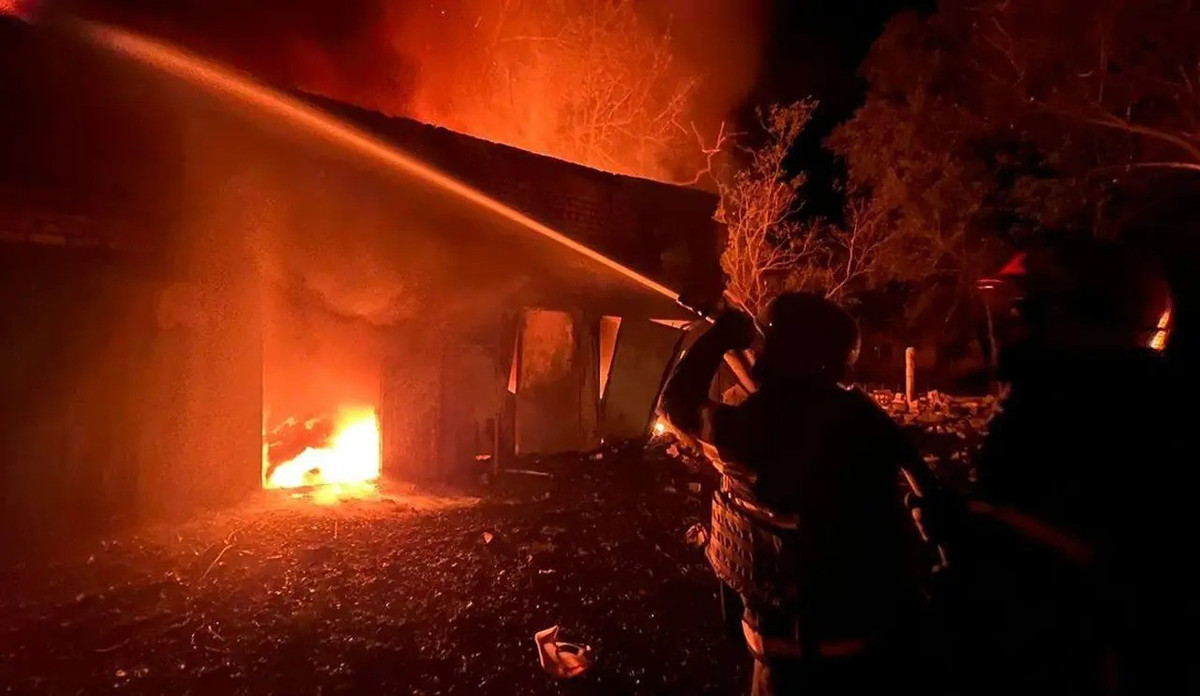 Hãng tin Nga TASS đưa tin, một loạt vụ nổ ở Lviv, miền tây Ukraine, đã khiến một phần thành phố mất điện. Thị trưởng Lviv Andriy Sadovyi thông báo rằng giao thông công cộng đã bị đình chỉ và lệnh báo động không kích đã được ban hành. "Một phần Lviv đang mất điện", ông viết trên kênh Telegram của mình.