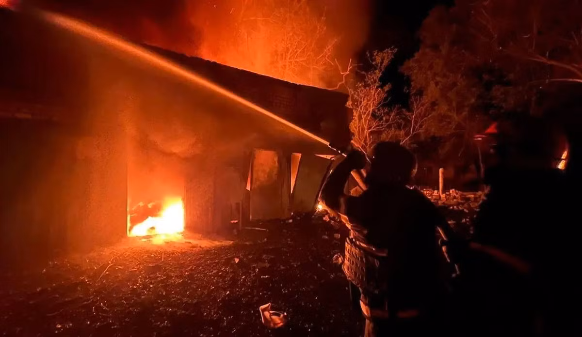 Hãng tin Nga TASS đưa tin, một loạt vụ nổ ở Lviv, miền tây Ukraine, đã khiến một phần thành phố mất điện. Thị trưởng Lviv Andriy Sadovyi thông báo rằng giao thông công cộng đã bị đình chỉ và lệnh báo động không kích đã được ban hành. "Một phần Lviv đang mất điện", ông viết trên kênh Telegram của mình.