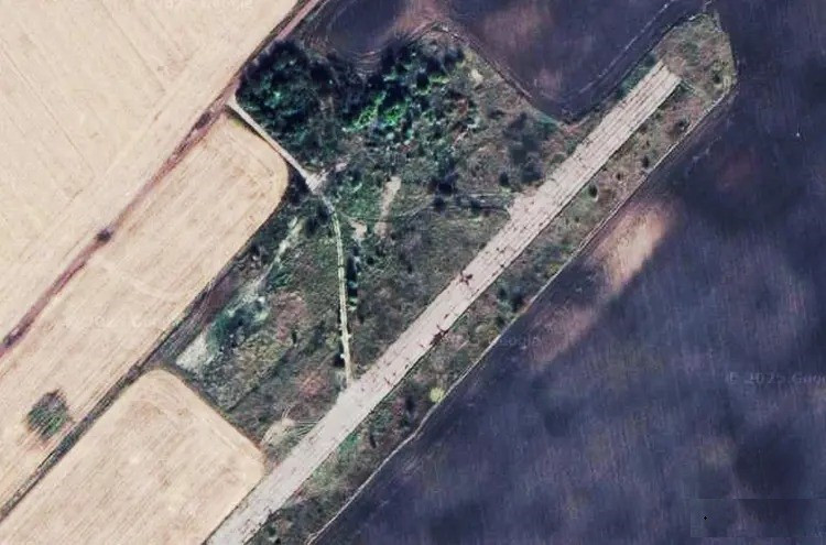 Từ những hình ảnh do UAV của Nga chụp, có thể thấy một lượng lớn xe tải đã tập trung tại đây và một số trong số đó đã rời đi. Địa điểm này rất thú vị, khi nó nằm trên một bãi đất bằng phẳng, chỉ cách đường cao tốc P-12 gần đó 3 km. Sau khi đội UAV Ukraine tập hợp tại đây, họ đã tách ra và chia thành nhiều nhóm để thực hiện nhiệm vụ.