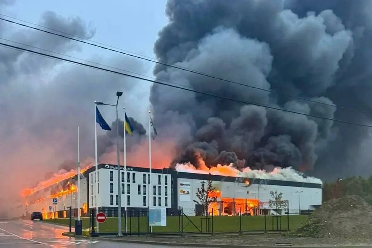 Ông Sadovyi nói rằng, tại trung tâm hậu cần này, "phần lớn đã được tự động hóa"; rằng “nó có đầy đủ các điều kiện cần thiết để lưu trữ hàng ngàn tấn hàng hóa…”, và “đây là một cơ sở hiện đại và quan trọng đối với đất nước…”. Và thế là, sau bài thuyết trình này, vũ khí Nga đã được phóng vào cơ sở này.