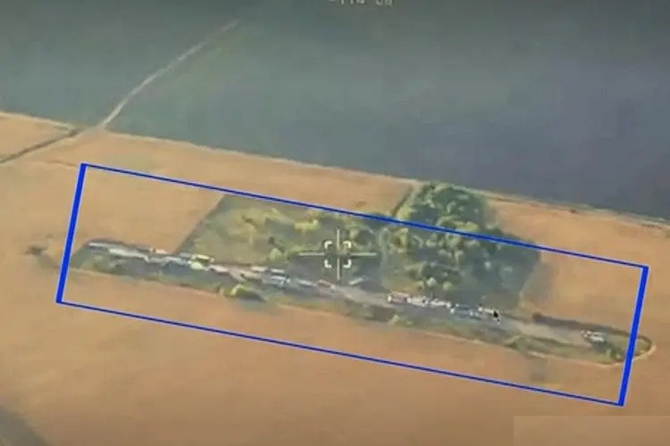 Hơn nữa, căn cứ tạm thời này có thể đã hoạt động được một thời gian; do đó, UAV trinh sát của Nga đã đặc biệt chú ý đến nơi này và khi đơn vị UAV tầm xa của quân đội Ukraine tập hợp lại, người Nga đã sử dụng tên lửa Iskander để tấn công.