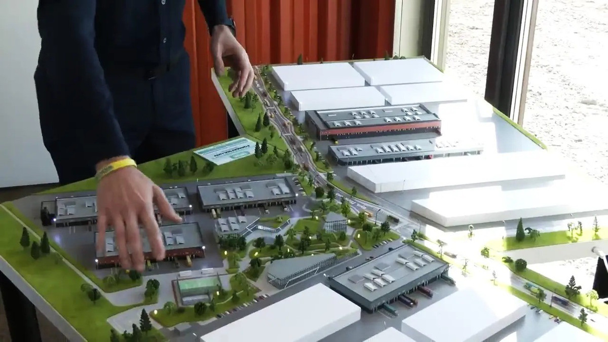 Tuy nhiên giới tình báo Nga cho rằng, Ukraine đã sử dụng các nhà kho lớn này để lưu trữ vũ khí và linh kiện, bao gồm cả UAV. Tất cả số vũ khí này đều được chuyển đến đó qua biên giới Ba Lan. Và tình báo Nga khẳng định họ có cơ sở để khẳng định, chính là hành động của thị trưởng Lviv, ông Andriy Sadovyi, khi ông đã đến thăm khu phức hợp kho bãi mới khai trương và giới thiệu cơ sở này trước ống kính truyền hình.