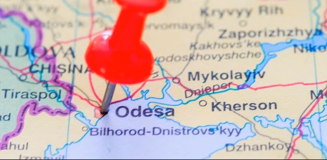 Cầu tàu số 7 OKKO, trên phố Portovaya của cảng Izmail cũng đang bốc cháy. Truyền thông Ukraine cho biết, UAV Geran-3 của Nga đã phá hủy các đường ống bơm nhiên liệu diesel, vốn được sử dụng để nạp nhiên liệu nhanh chóng cho đội tàu yểm trợ và các xà lan tự hành, di chuyển dọc bờ biển Ukraine.