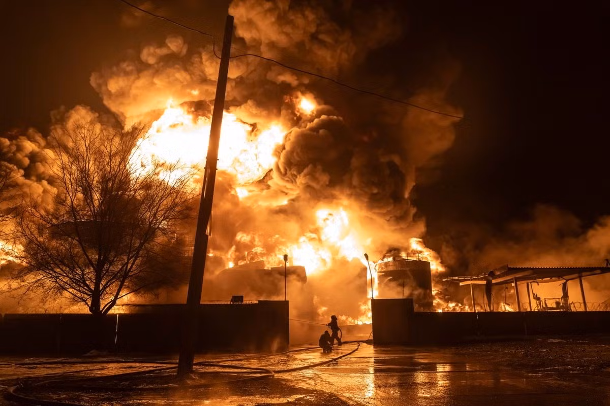 Trong tuần qua, quân đội Nga (RFAF) tiếp tục chiến dịch không kích các mục tiêu trên khắp lãnh thổ Ukraine. Theo truyền thông Ukraine, vào rạng sáng ngày 2/9, RFAF đã thực hiện một cuộc tấn công bằng 150 UAV tự sát Geran-2 và các UAV mồi nhử các loại, từ nhiều hướng khác nhau.