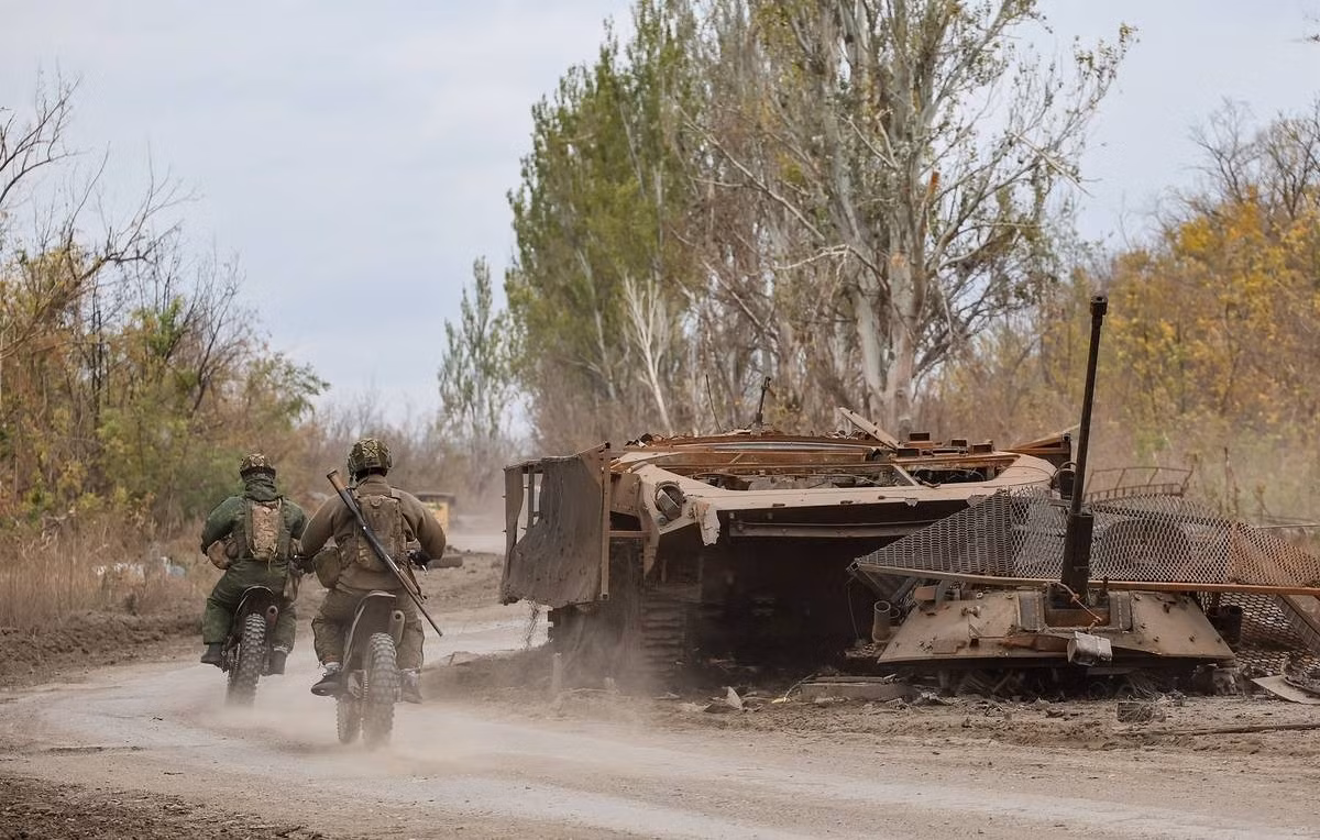 Chiến thuật này của RFAF, trái ngược với mô hình tác chiến “đánh chắc tiến chậm” của RFAF ở chiến trường Ukraine, khi lính bộ binh chỉ mang theo 4 ngày ăn cơ bản, dựa vào hàng loạt UAV Orlan-10 để trinh sát chiến trường, và hoàn toàn dựa vào sự yểm trợ hỏa lực từ pháo phản lực Tornado-S.