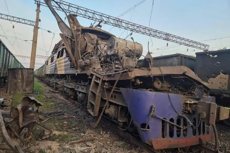 Gần đây, Quân đội Nga (RFAF) lại tăng cường các cuộc tấn công vào tuyến tiếp vận và đầu máy xe lửa của đối phương? Cụ thể, vào ngày 5/10, Bộ Quốc phòng Nga thông báo: "không quân chiến thuật, UAV tấn công, lực lượng tên lửa và pháo binh... đã phá hủy... toa tàu được sử dụng để vận chuyển vũ khí và đạn dược bằng đường sắt đến các khu vực chiến sự ở Donbass".