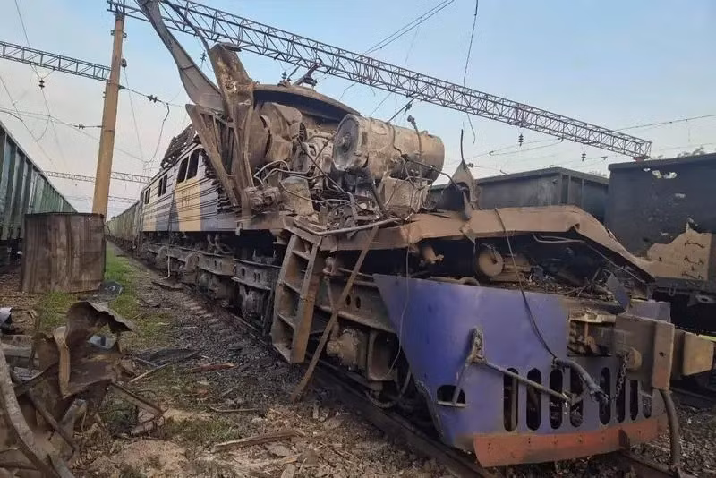 Gần đây, Quân đội Nga (RFAF) lại tăng cường các cuộc tấn công vào tuyến tiếp vận và đầu máy xe lửa của đối phương? Cụ thể, vào ngày 5/10, Bộ Quốc phòng Nga thông báo: "không quân chiến thuật, UAV tấn công, lực lượng tên lửa và pháo binh... đã phá hủy... toa tàu được sử dụng để vận chuyển vũ khí và đạn dược bằng đường sắt đến các khu vực chiến sự ở Donbass".