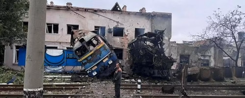 Tại sao những cuộc tấn công ồ ạt này lại bắt đầu vào thời điểm này? Chuyên gia quân sự, nhà khoa học chính trị và tiến sĩ lịch sử Ivan Konovalov, tin rằng Nga đã bắt đầu áp dụng chiến thuật "trấn áp toàn diện" đối phương. Đồng thời, họ đang tìm cách phá vỡ nguồn cung cấp của AFU cho các khu vực trên mặt trận nơi RFAF đang tích cực tiến công.