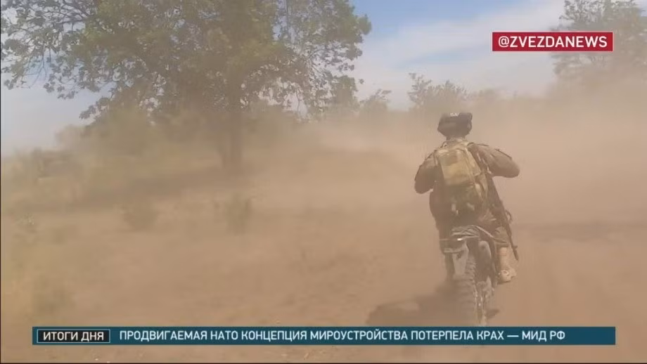 Một sĩ quan thuộc Tiểu đoàn Hệ thống Không người lái số 413 của AFU, hiện chiến đấu ở Pokrovsk, có tên Zhluktenko cho biết, mặt trận Pokrovsk và đặc biệt là Dobropillia đang chứng kiến cường độ giao tranh rất cao, khi RFAF đang tung các nhóm bộ binh nhỏ để tấn công trinh sát tuyến phòng thủ Ukraine, sau đó là các đợt tấn công bằng xe máy. Hàng cây mùa hè rậm rạp, đã tạo chỗ che chắn, giúp các đợt tấn công tiếp diễn.