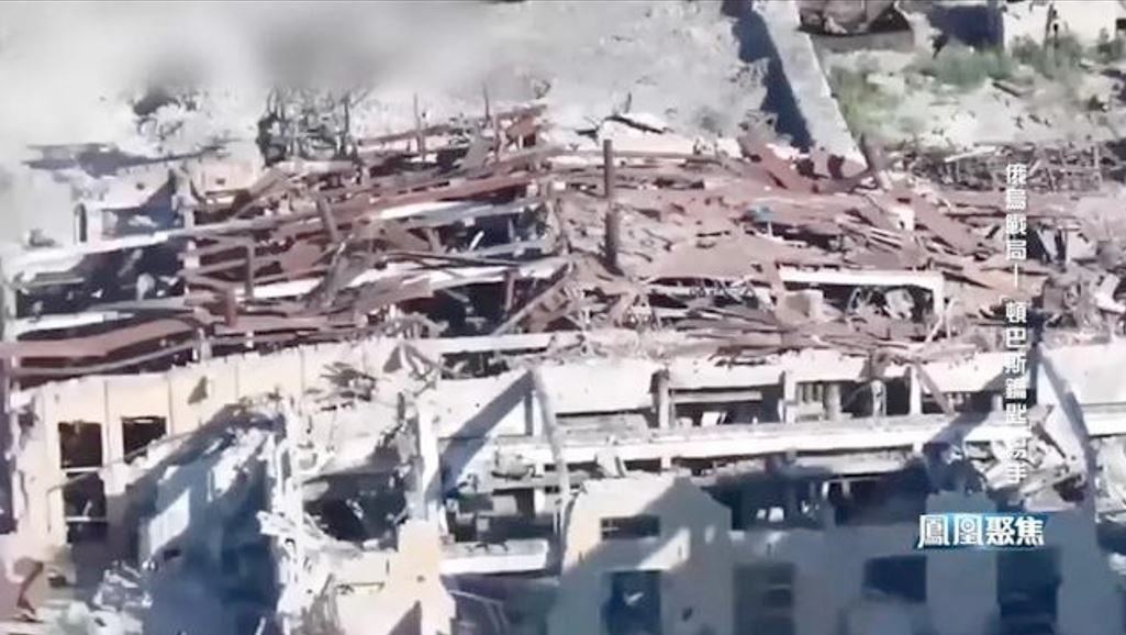 Sau hai tuần giằng co liên tục giữa hai bên, RFAF đã phát động một cuộc tấn công bao vây từ một hướng khác, nhắm vào tuyến đường tiếp tế hậu cần cho quân Ukraine đang chiến đấu ở Nhà máy vật liệu chịu lửa và phân tán lực lượng chiến đấu thành các tốp bộ binh nhỏ, trang bị hỏa lực mạnh, giống như khi họ tấn công Bakhmut.