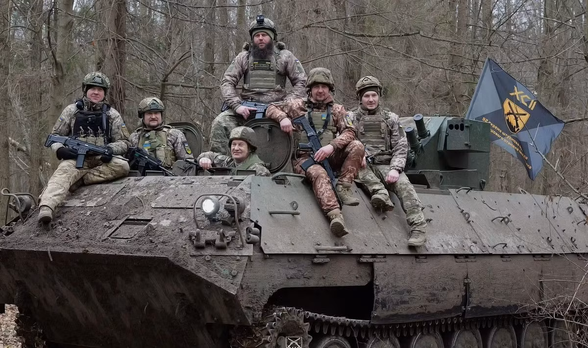 Một quân đoàn mới thành lập của AFU, sẽ bao gồm một lữ đoàn chủ lực đủ quân và bốn lữ đoàn thiếu và AFU dự định sẽ thành lập 20 quân đoàn như vậy. Lần này, hai lữ đoàn Azov là Lữ đoàn Azov số 3 và Lữ đoàn tấn công Azov số 12 của AFU, sẽ được mở rộng thành quân đoàn.