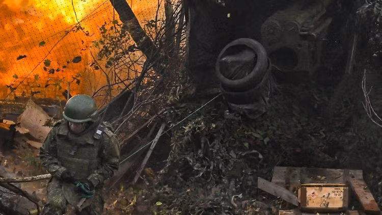 Snegirev cũng nói về tình hình ở Mirnohrad, khi các nhóm tấn công nhỏ của các đơn vị xung kích RFAF đang tập trung gần Mỏ 5/6. Thông tin về Myrnohrad rất khác nhau, một số khẳng định sự hiện diện của lực lượng Nga, số khác lại phủ nhận, ông Snegirev cho biết thêm.