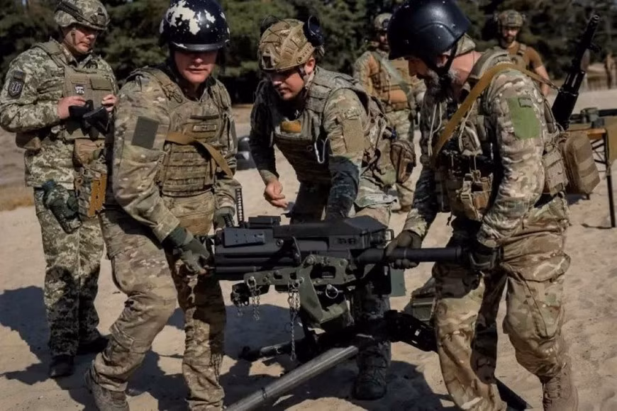 Một nhóm 11 đặc nhiệm GUR được thả xuống và chia thành hai tốp. Trong đó, 5 người chạy về phía bìa rừng cạnh trục đường O0525 rồi về phía trạm xăng ở rìa cụm công nghiệp. Ba người bị trúng UAV sau khi bị kẹt trong rừng, và 2 người sống sót đã cố gắng chạy đến trạm xăng nhưng bị 1 UAV khác đánh trúng khi băng qua cánh đồng.