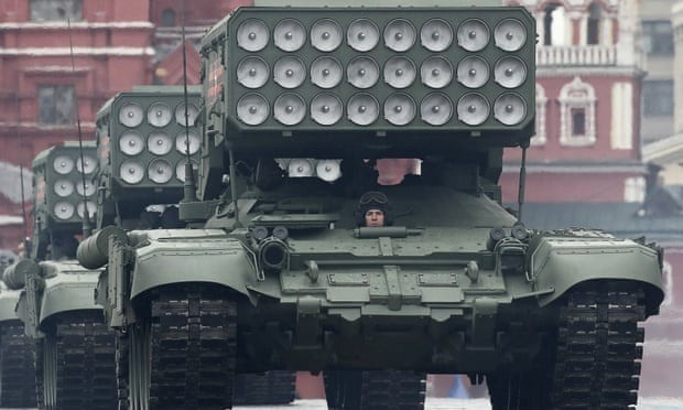 Một xe chiến đấu TOS-2, được trang bị 18 viên đạn nhiệt áp, có thể tiêu diệt sinh lực đối phương ở cả một khu phố, khiến hệ thống phòng thủ của Ukraine sụp đổ nhanh chóng. Trận chiến "đốt cháy để giành đất" này, đã phơi bày cuộc giao tranh khốc liệt giữa hỏa lực và ý chí trong chiến tranh hiện đại.