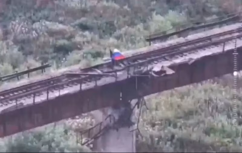 Theo ông Vladislav Voloshin, trong tuần qua, RFAF đã tăng cường hoạt động tại khu vực cầu đường sắt, thực hiện nhiều cuộc tấn công mỗi ngày. “RFAF đã thực hiện hơn 50 lần tấn công như vậy trong một tuần. Nghĩa là, trước đây chỉ có ba hoặc bốn lần tấn công mỗi ngày, giờ đã lên đến mười lần”, ông Voloshin nhấn mạnh.