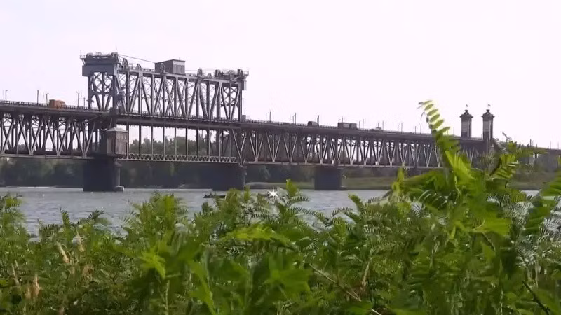 Cuộc tấn công đêm 7/9 cũng ghi hai dấu ấn, lần đầu tiên UAV Nga tấn công vào tòa nhà chính phủ Ukraine và cây cầu Kryukov bắc qua sông Dnieper ở Kremenchug. Với cây cầu Kryukov, có hai tuyến đường quan trọng quốc gia đi chung trên một cây trên cầu - một đường cao tốc và một đường sắt. Có tới 3.000 xe tải và rất nhiều tàu hỏa đi qua cầu mỗi ngày.