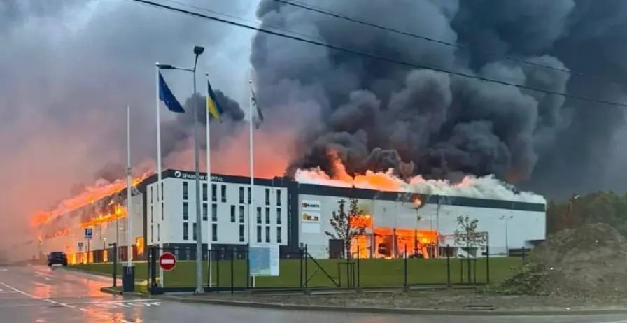 Những tháp làm mát cao hàng trăm mét, từng là biểu tượng của sức mạnh công nghiệp, sụp đổ với tiếng gầm rú đinh tai nhức óc, âm thanh như mặt đất rung chuyển, khiến người ta lạnh sống lưng. Lửa bùng lên dữ dội, biến đêm thành ngày trong chớp mắt; những ngọn lửa cao ngất, đánh dấu cuộc tấn công dữ dội của tên lửa và UAV tự sát của Nga.