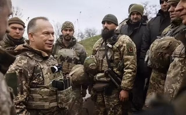 Theo một số nhà phân tích quân sự phương Tây, chuyến đi tiền tuyến lần này của tướng Syrsky giống như một "chuyến thăm trở lại mang tính tượng trưng", và không có tác dụng đáng kể nào trong việc xoay chuyển cục diện mặt trận Pokrovsk nói riêng và trên toàn chiến trường Ukraine nói chung.