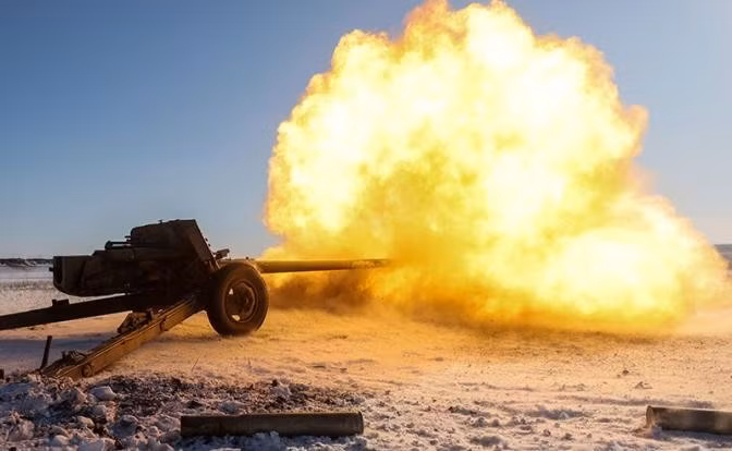 Thứ hai, những bước tiến vượt bậc về công nghệ đang định hình lại luật chơi trên chiến trường: sự kết hợp giữa bom lượn có điều khiển, UAV và chiến tranh điện tử khiến các công sự phòng thủ truyền thống trở nên kém hiệu quả. Những "thành phố ngầm" do Ukraine xây dựng ở Avdiivka, được quảng bá chẳng khác gì một "hang chuột" trước các loại vũ khí nhiệt áp.