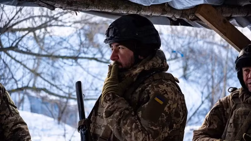 Thứ ba, hiệu ứng cánh bướm của các quyết định chiến lược: Mỗi bước đi của tướng Syrsky, đều có thể quyết định đánh giá lịch sử về ông. Nếu Lữ đoàn Azov bị xóa sổ, ông sẽ bị gán mác "đồ tể"; nếu ông giữ vững được phòng tuyến, ông có thể trở thành "người cứu hỏa" của Ukraine. Áp lực này không khác gì áp lực mà Chuikov phải chịu ở Stalingrad trong Thế chiến II.