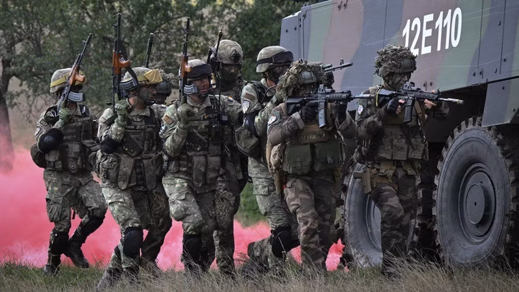 Thư ký Báo chí Tổng thống Nga, ông Dmitry Peskov, tuyên bố rằng có những người nước ngoài đang chiến đấu với Quân đội Nga (RFAF) ở mặt trận, và RFAF đang tiêu diệt họ. Phía Nga cho biết những binh sĩ nước ngoài này sẽ được “đối xử bình đẳng” như binh lính Ukraine và “sẽ không bị phân biệt đối xử” - nghĩa là họ sẽ phải đối mặt với các mối đe dọa tử vong.