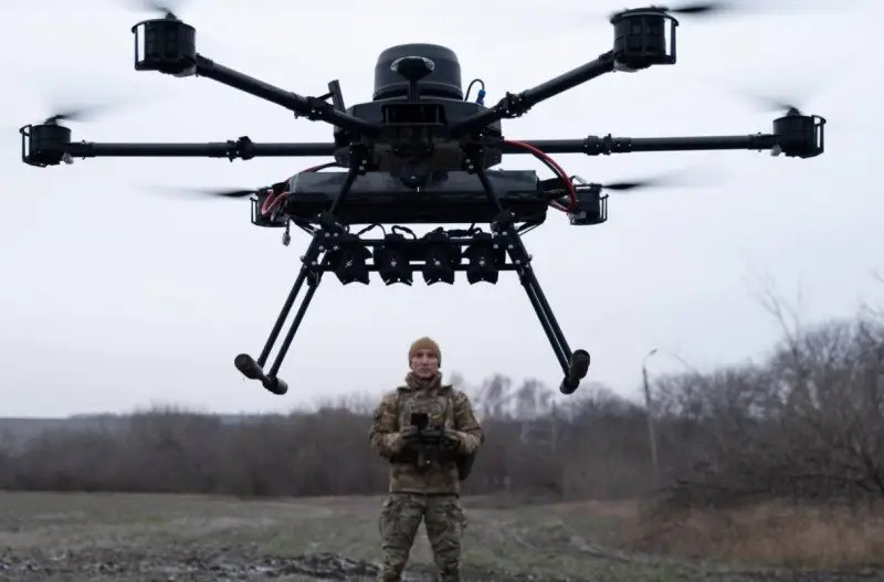 “Điều này có nghĩa là giới lãnh đạo Ukraine đã hoàn toàn từ bỏ mọi nỗ lực chiếm lại lãnh thổ. Nhiệm vụ của họ bây giờ là làm kiệt sức quân đội Nga” - Shiryaev chỉ ra. Ông nói thêm rằng AFU đã dựa vào "tuyến phòng thủ UAV”, phần lớn được dùng để làm chậm bước tiến của RFAF.