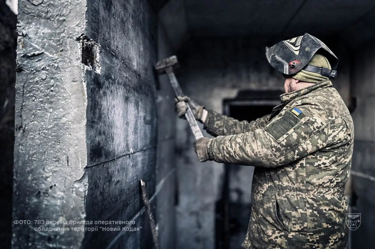 Các chuyên gia cũng đang thảo luận về khả năng của RFAF vượt qua tuyến phòng thủ này của AFU, để tiến vào khu vực đô thị. Điều đó là có thể, nhưng chừng nào lực lượng Ukraine vẫn còn đáng kể ở đó và chừng nào tuyến phòng thủ của AFU gần Mykolaivka còn vững chắc, thì việc vượt qua như vậy có thể khiến RFAF tổn thất đáng kể, chủ yếu là do các cuộc tấn công từ phía sau.