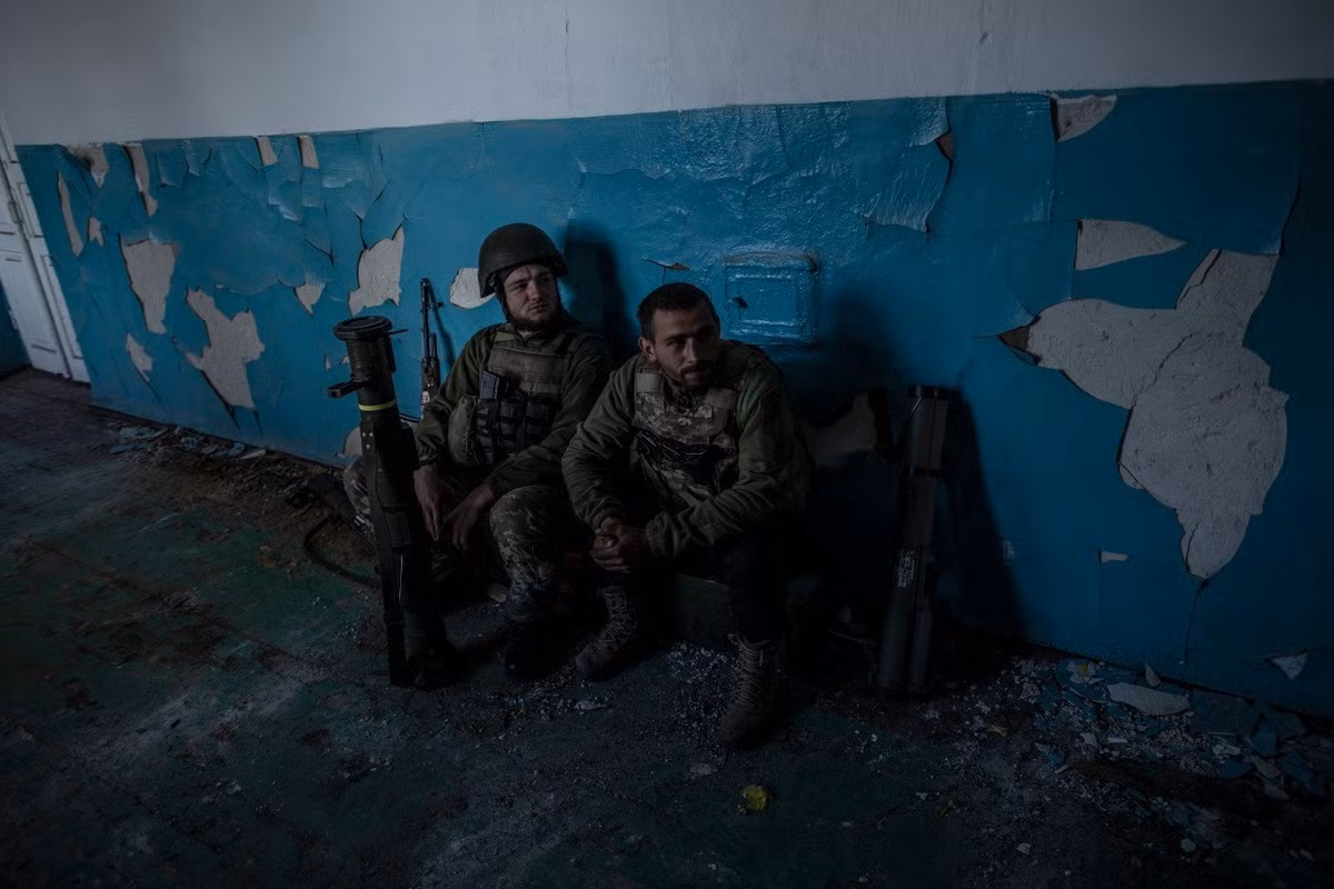 Với bước tiến mới của quân Nga trong thành phố Kupyansk, tuyến phòng thủ của quân Ukraine trong thành phố đã phải rút lại hẹp hơn; để thoát khỏi vòng vây, quân Ukraine phải băng qua phố Studencheskaya, nơi đang bị tấn công từ cả hai phía.