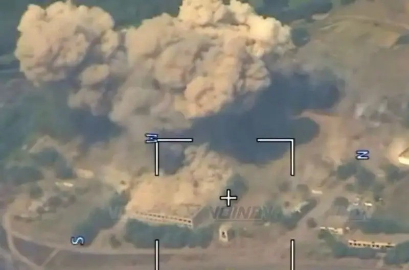  Một quả bom dẫn đường chính xác nặng 3 tấn, với sai số không quá 20 mét đã đánh trúng mục tiêu. Vậy điều đó sẽ mang lại hiệu quả gì? Trang Military Review của Nga cho biết, cuộc tấn công đã khiến khoảng 20 người thiệt mạng và khoảng 10 người bị thương. Boongke sở chỉ huy của Lữ đoàn 128 đã bị phá hủy hoàn toàn.