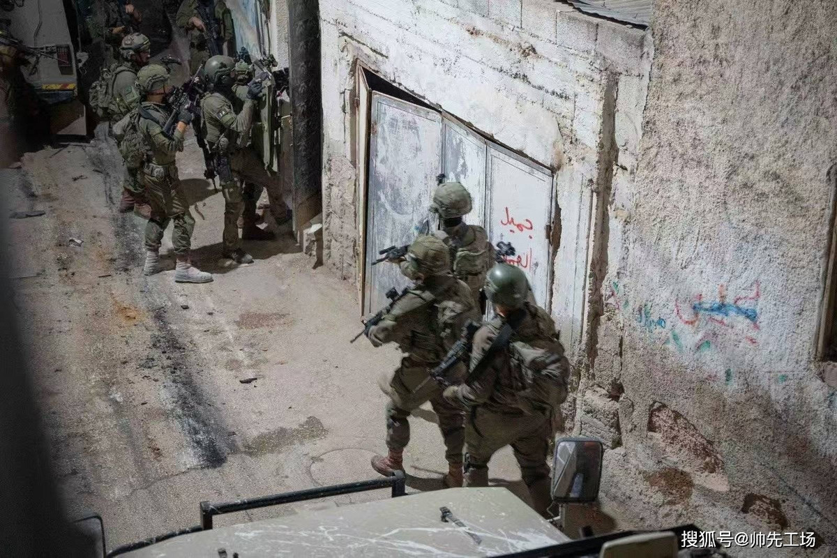 Iran cho rằng các khu vực bộ lạc ở Iran, đặc biệt là người Kurd, đang bí mật giúp đỡ và hỗ trợ các hành động của Israel. Iran luôn tin rằng Israel đang sử dụng người Kurd và các khu vực bộ lạc thiểu số khác ở Iran, để xâm nhập vào nội địa Iran.