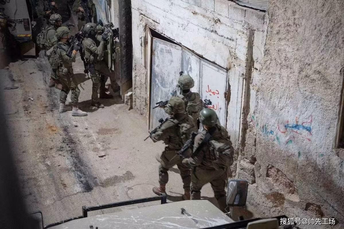 Iran cho rằng các khu vực bộ lạc ở Iran, đặc biệt là người Kurd, đang bí mật giúp đỡ và hỗ trợ các hành động của Israel. Iran luôn tin rằng Israel đang sử dụng người Kurd và các khu vực bộ lạc thiểu số khác ở Iran, để xâm nhập vào nội địa Iran.