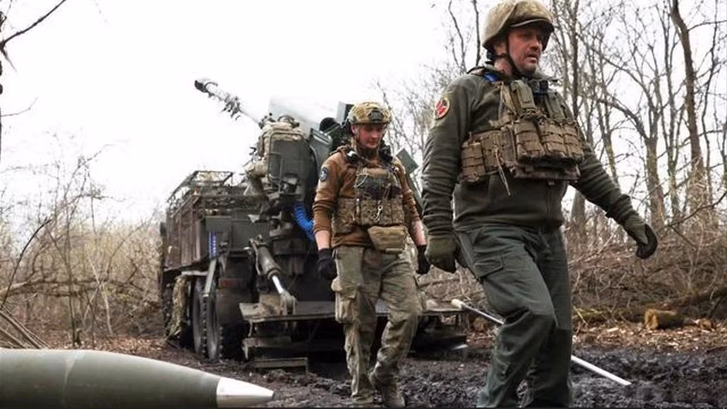 Mặc dù cuộc tấn công của Nga đã chậm lại trong mười ngày qua, tuy nhiên những người lính Ukraine ở tuyến đầu hiểu rất rõ, có thể đây là sự im lặng trước cơn bão, và mùa hè này sẽ là mùa hè lạnh giá nhất đối với họ kể từ khi chiến tranh Ukraine bùng nổ. (nguồn ảnh Military Review, Liveuamap, Kyiv Post).