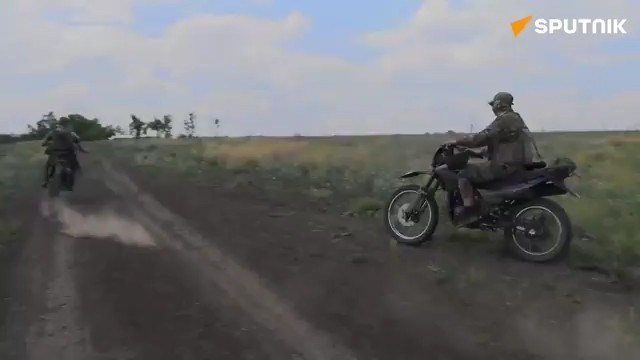 Với địa hình ở Sumy, các tổ bộ binh tấn công đột kích của Cụm quân phía Bắc, thực hiện cơ động đến những chốt của AFU bằng xe máy và xe địa hình tốc độ cao. Khi tiếp cận gần chốt của quân Ukraine, lính bộ binh Nga bỏ xe, vận dụng các tư thế vận động trên chiến trường để tiếp cận mục tiêu.