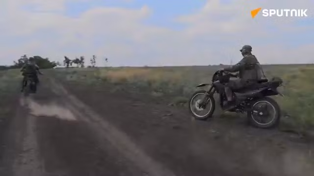 Với địa hình ở Sumy, các tổ bộ binh tấn công đột kích của Cụm quân phía Bắc, thực hiện cơ động đến những chốt của AFU bằng xe máy và xe địa hình tốc độ cao. Khi tiếp cận gần chốt của quân Ukraine, lính bộ binh Nga bỏ xe, vận dụng các tư thế vận động trên chiến trường để tiếp cận mục tiêu.