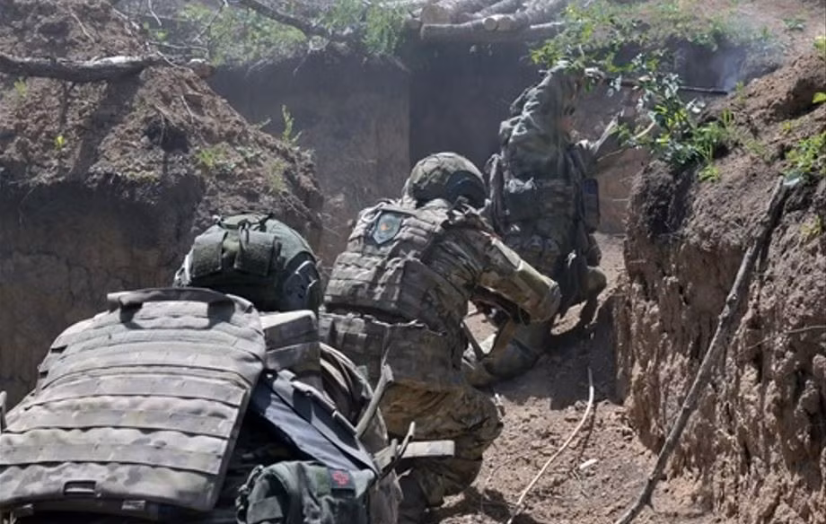 Để thực hiện chiến thuật này, RFAF có một đơn vị đặc nhiệm hàng đầu, được cho là Lữ đoàn Đặc nhiệm số 2, hiện đang chiến đấu tại Pokrovsk, nhằm mục đích tấn công đô thị. Mặc dù đơn vị này đang tiến hành các cuộc tấn công ở phía tây nam thành phố, nhưng họ cũng đang hoạt động dọc theo tuyến đường từ Udachne đến Kotlyne.