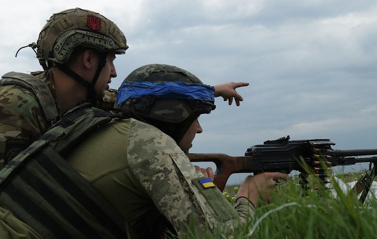 Trước tình thế bất lợi toàn diện, quân đội Ukraine (AFU) đã tìm cách phá vỡ thế trận phòng thủ của RFAF ở khu vực “chiếc nêm” và đảo ngược tình thế chiến trường, bằng cách tập trung lực lượng vượt trội vào một khu vực cục bộ. Chiến thuật này đã thành công trong nhiều trường hợp trong lịch sử, nhưng cũng tiềm ẩn những rủi ro đáng kể.