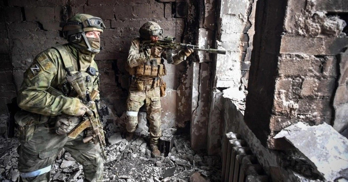 Điều thú vị là khi bộ binh Nga tiến quân, họ sẽ ẩn náu trong các nhà kho nhỏ dọc theo tuyến đường của mình, cất giữ vũ khí, đạn dược và các vật tư khác. Đây là một chiến thuật hiệu quả, không chỉ tạo điều kiện thuận lợi cho đợt tiến quân tiếp theo, mà còn dựa vào nguồn cung cấp này cho đến khi quân tiếp viện đến, ngay cả khi đợt đầu tiên bị đẩy lùi.